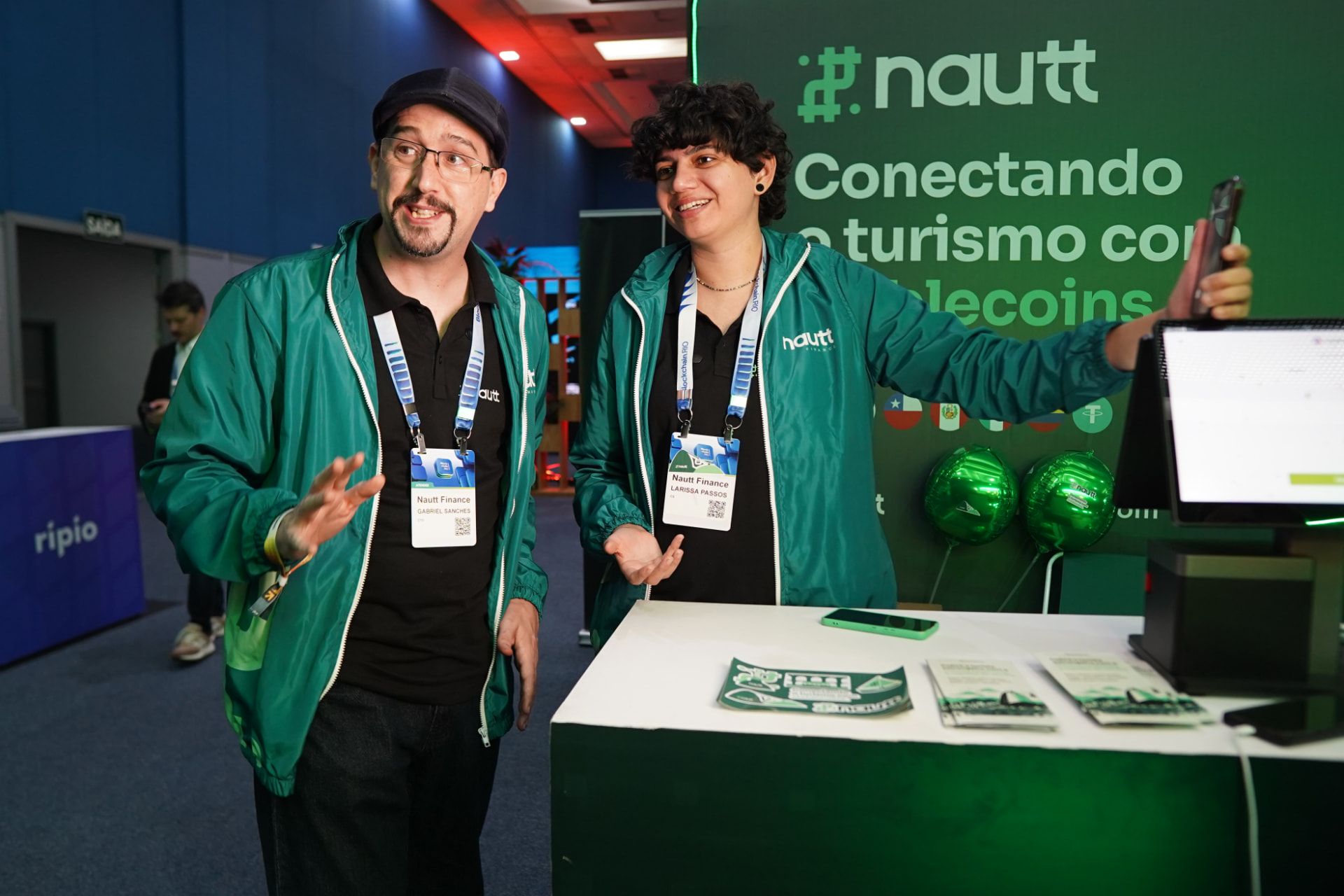 Equipe da Nautt apresentando pagamentos internacionais no estande