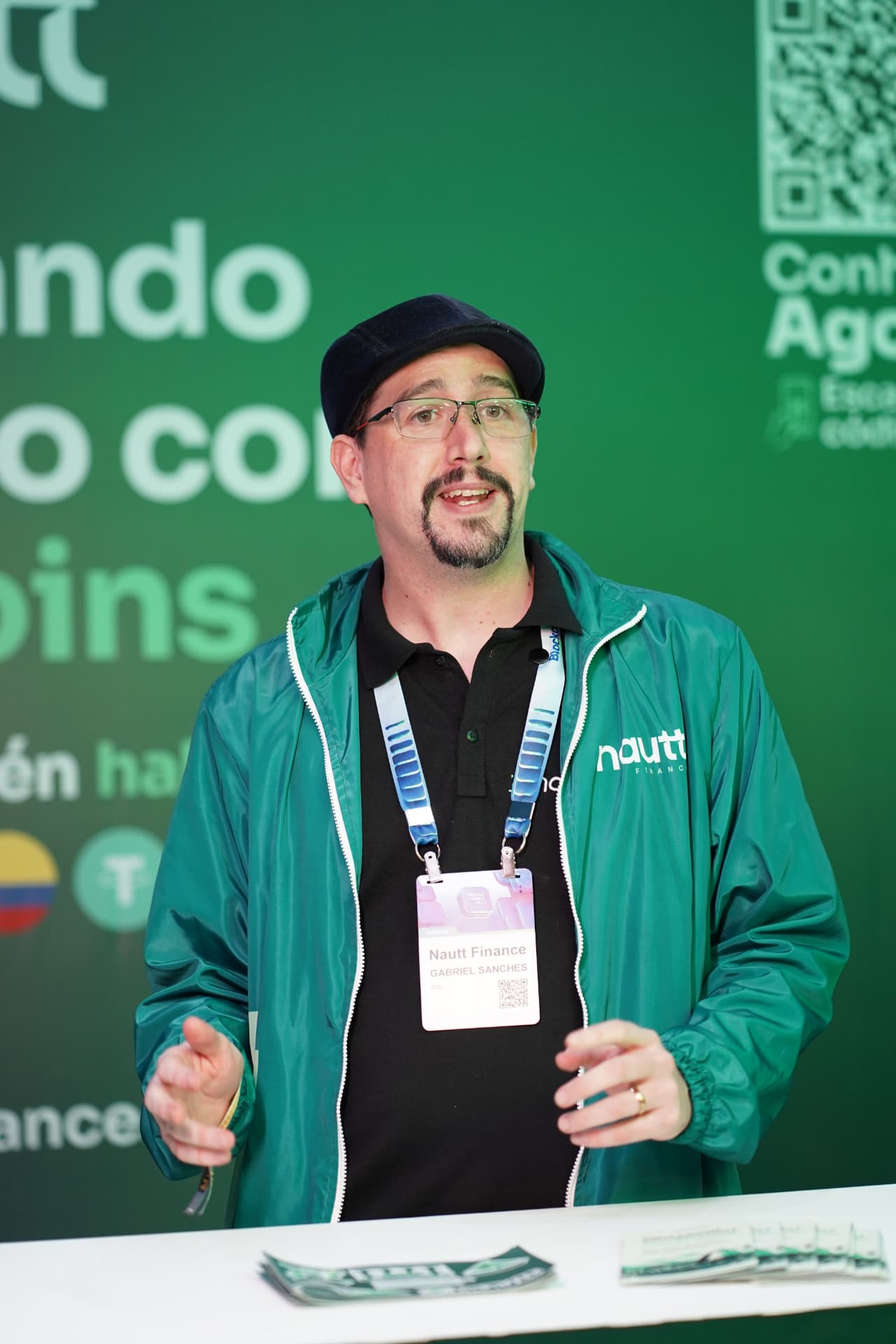 Representante da Nautt demonstrando a solução no evento