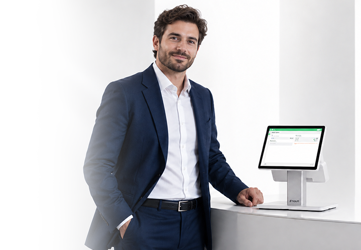 Recepcionista ao lado do Terminal Nautt em balcão de atendimento