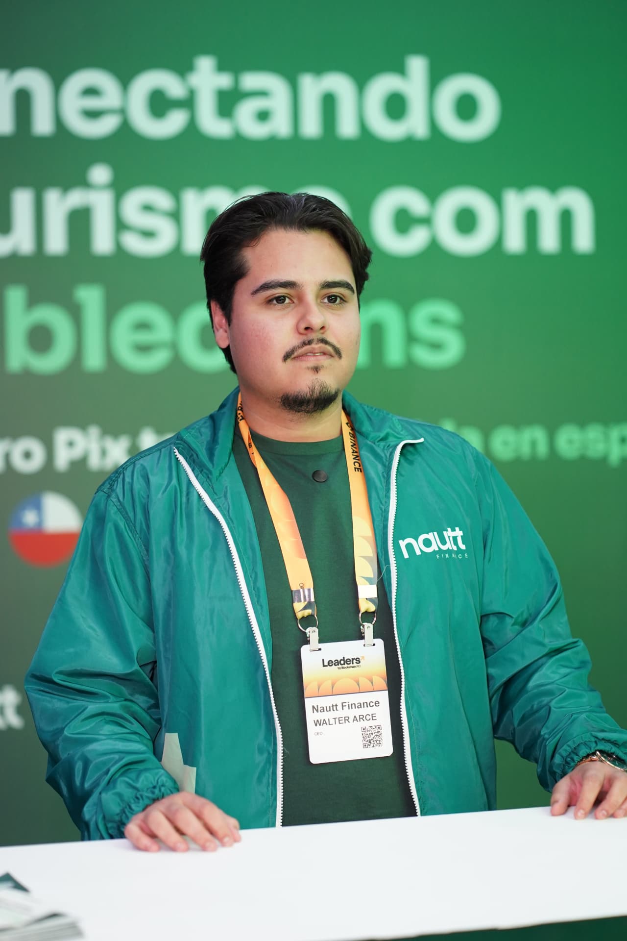 Integrante da equipe Nautt no estande da empresa
