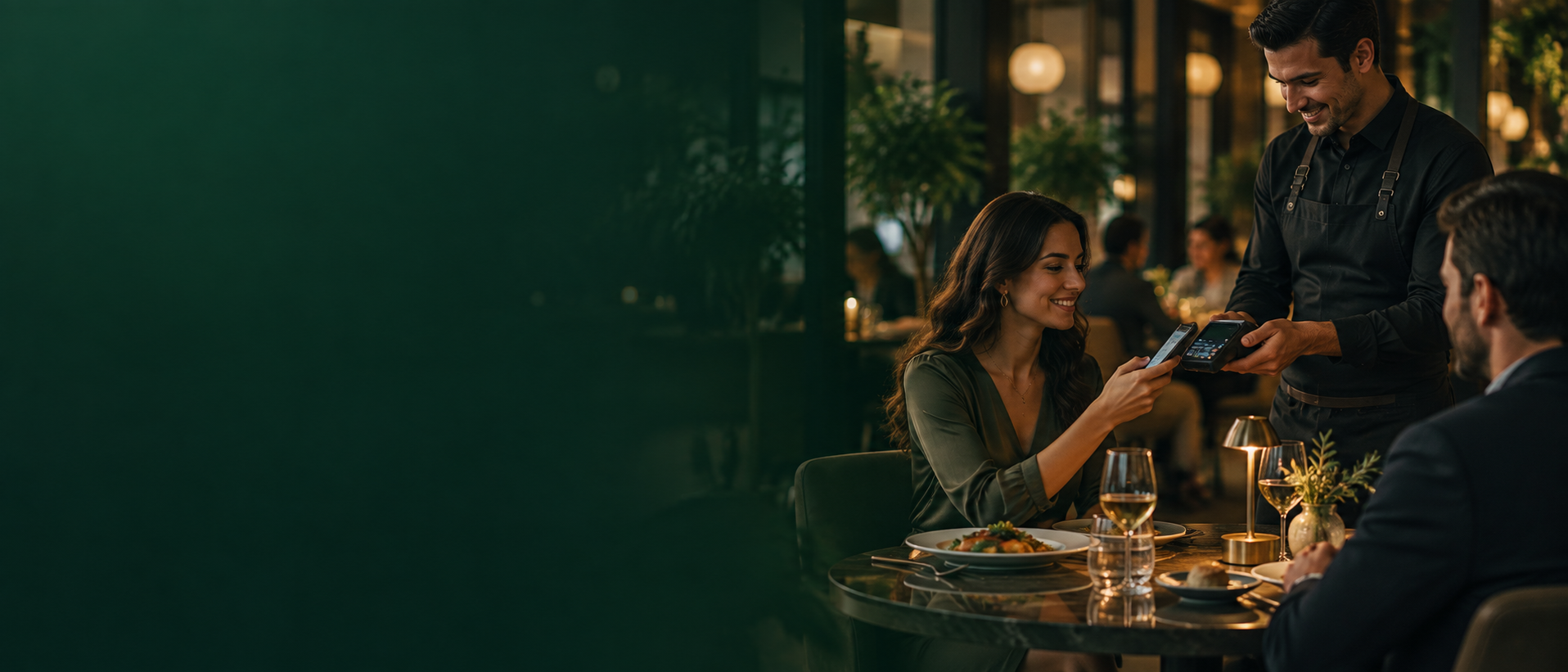 Cliente pagando com celular no Terminal Nautt em um restaurante sofisticado