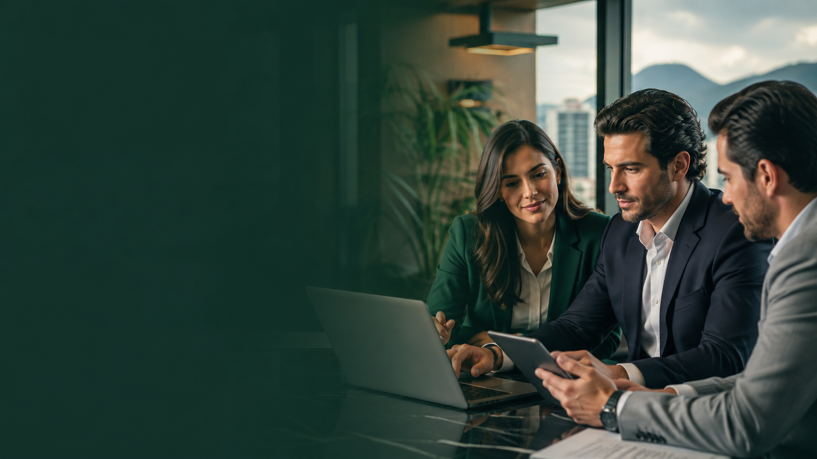Equipe de negócios internacionais em reunião corporativa